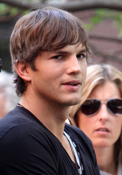 Haare halblang - Ashton Kutcher