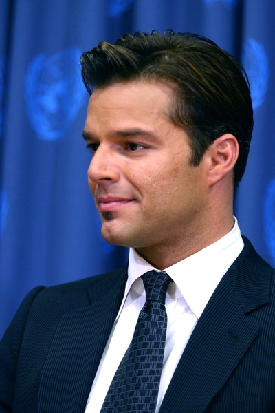 moderne Kurzhaarfrisuren für Männer wie Ricky Martin